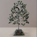 Apportez une touche naturelle et spirituelle à votre intérieur avec cet arbre en agate mousse avec socle en orgonite. Composé de 320 pierres naturelles, il séduit par son allure généreuse, son esthétique minérale et sa présence décorative apaisante.