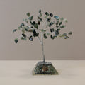 Apportez une touche naturelle et spirituelle à votre intérieur avec cet arbre en agate mousse avec socle en orgonite. Composé de 80 pierres naturelles, il séduit par son allure élégante, son esthétique minérale et sa présence décorative apaisante.