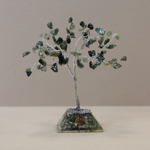 Apportez une touche naturelle et spirituelle à votre intérieur avec cet arbre en agate mousse avec socle en orgonite. Composé de 80 pierres naturelles, il séduit par son allure élégante, son esthétique minérale et sa présence décorative apaisante.