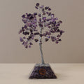 Apportez une touche minérale et spirituelle à votre intérieur avec cet arbre en améthyste avec socle en orgonite. Composé de 160 pierres naturelles, il séduit par son allure généreuse, son esthétique raffinée et sa présence apaisante.