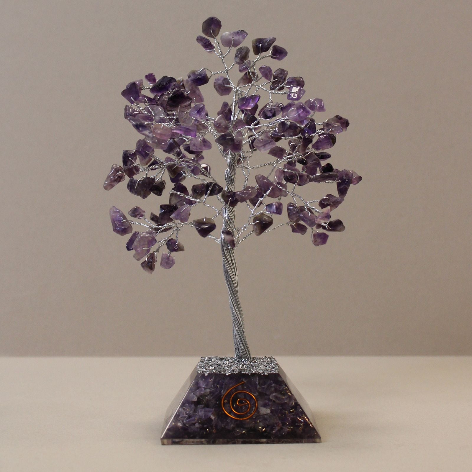 Apportez une touche minérale et spirituelle à votre intérieur avec cet arbre en améthyste avec socle en orgonite. Composé de 160 pierres naturelles, il séduit par son allure généreuse, son esthétique raffinée et sa présence apaisante.