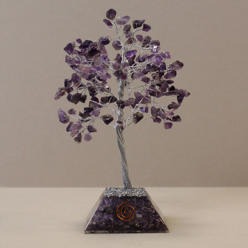 Apportez une touche minérale et spirituelle à votre intérieur avec cet arbre en améthyste avec socle en orgonite. Composé de 160 pierres naturelles, il séduit par son allure généreuse, son esthétique raffinée et sa présence apaisante.