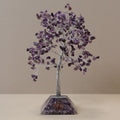 Apportez une touche minérale et spirituelle à votre intérieur avec cet arbre en améthyste avec socle en orgonite. Composé de 320 pierres naturelles, il séduit par son allure généreuse, son esthétique raffinée et sa présence apaisante.