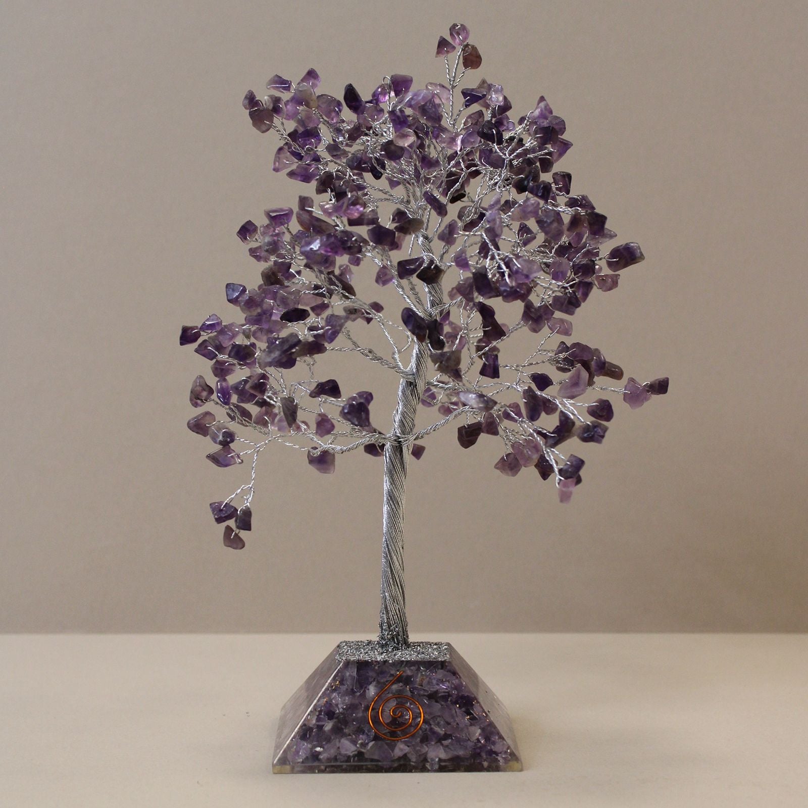 Apportez une touche minérale et spirituelle à votre intérieur avec cet arbre en améthyste avec socle en orgonite. Composé de 320 pierres naturelles, il séduit par son allure généreuse, son esthétique raffinée et sa présence apaisante.