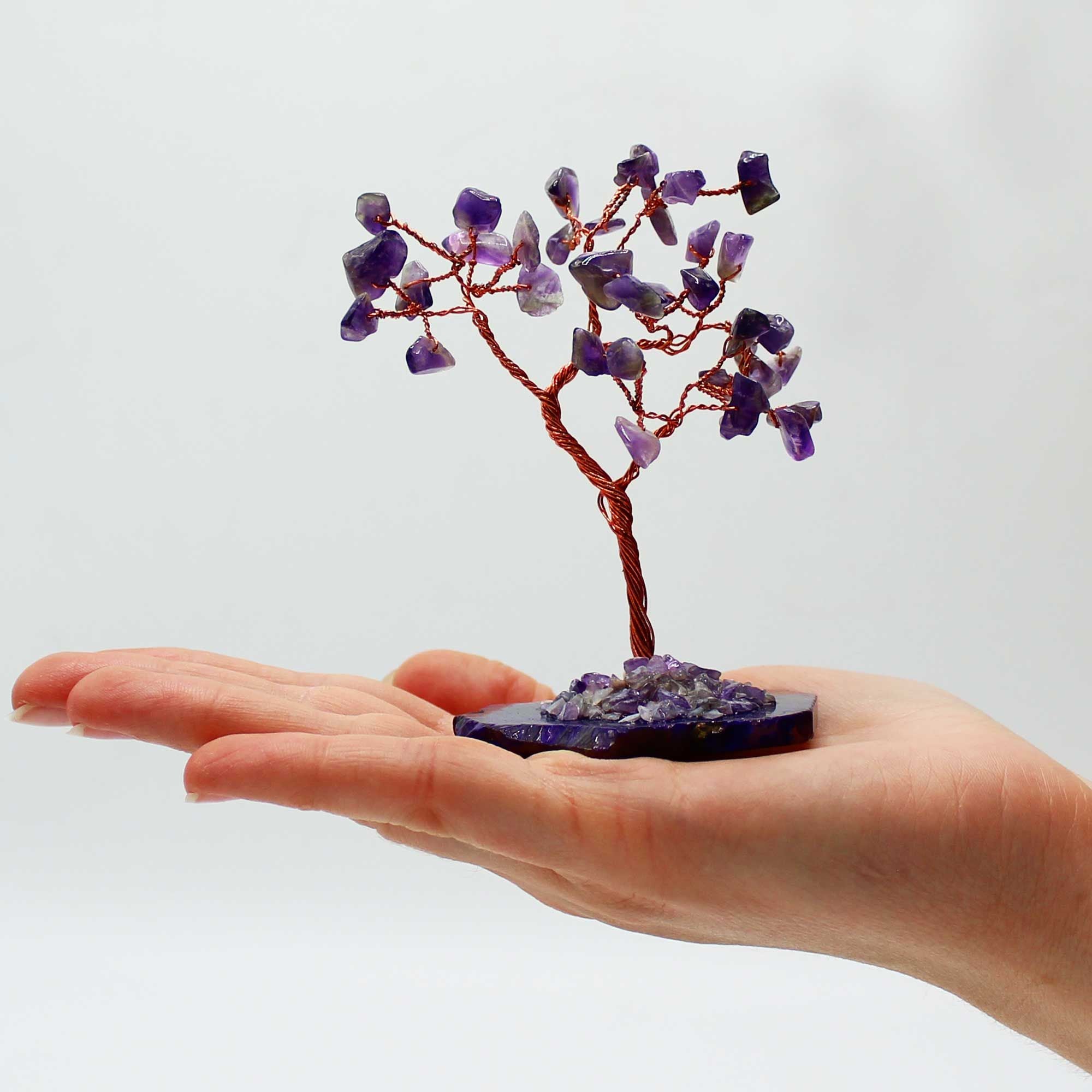 Apportez une touche minérale et apaisante à votre intérieur avec cet arbre en améthyste sur socle en agate naturelle. Orné de 35 pierres naturelles, il séduit par son format élégant, son style artisanal et son esthétique spirituelle.