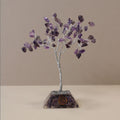 Apportez une touche minérale et spirituelle à votre intérieur avec cet arbre en améthyste avec socle en orgonite. Composé de 80 pierres naturelles, il séduit par son allure élégante, son esthétique raffinée et sa présence apaisante.