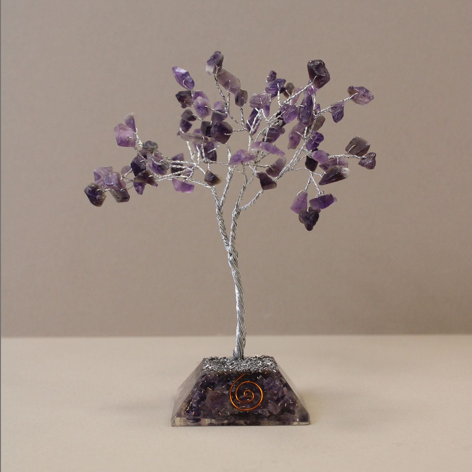 Apportez une touche minérale et spirituelle à votre intérieur avec cet arbre en améthyste avec socle en orgonite. Composé de 80 pierres naturelles, il séduit par son allure élégante, son esthétique raffinée et sa présence apaisante.