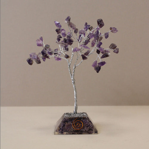 Apportez une touche minérale et spirituelle à votre intérieur avec cet arbre en améthyste avec socle en orgonite. Composé de 80 pierres naturelles, il séduit par son allure élégante, son esthétique raffinée et sa présence apaisante.