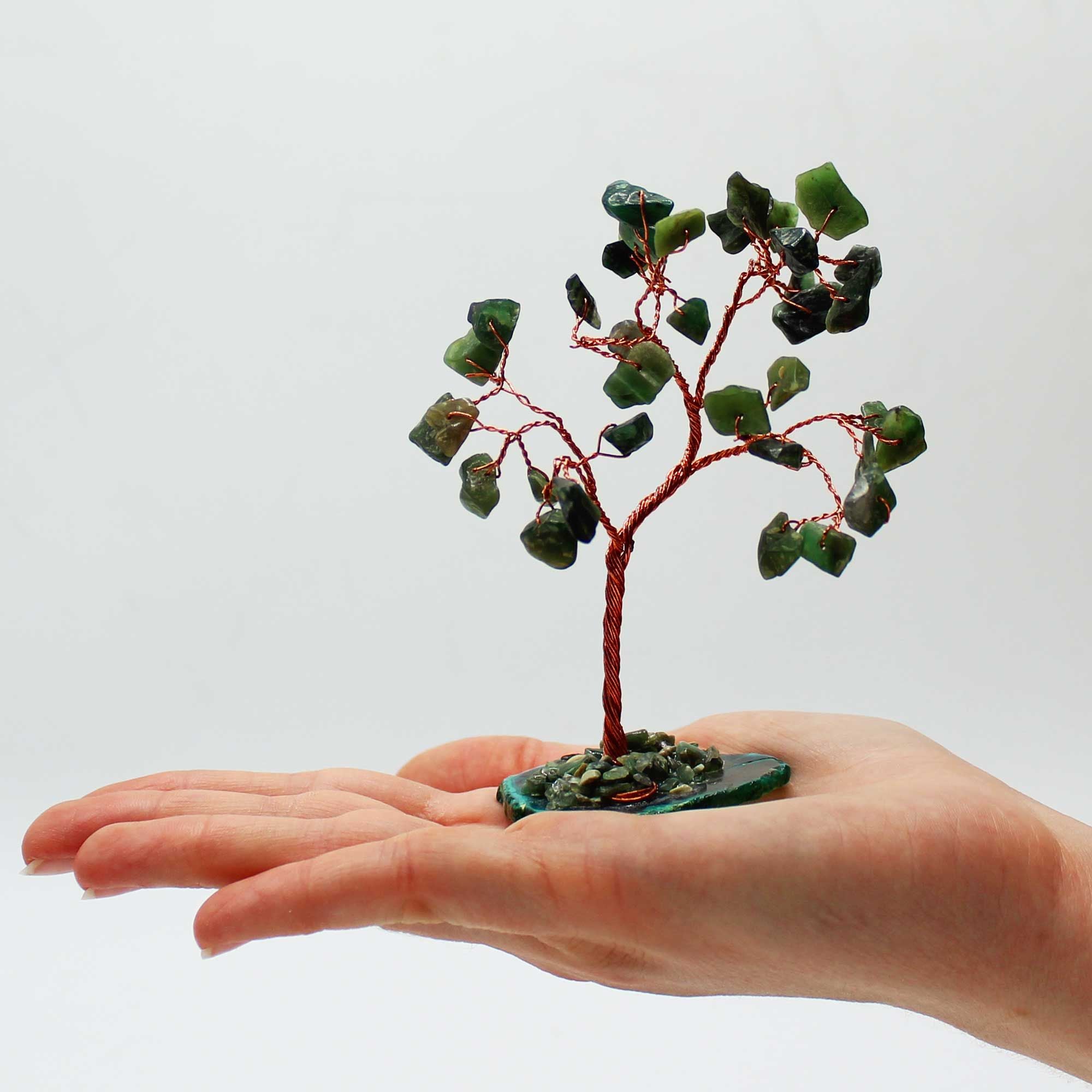 Apportez une touche naturelle et inspirante à votre intérieur avec cet arbre en aventurine verte sur socle en agate verte. Orné de 35 pierres naturelles, il séduit par son format élégant, son style artisanal et son esthétique spirituelle.