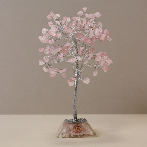 Apportez une touche douce et spirituelle à votre intérieur avec cet arbre en quartz rose avec socle en orgonite. Composé de 160 pierres naturelles, il séduit par son allure généreuse, son esthétique minérale et sa présence décorative apaisante.