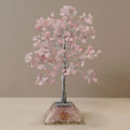 Apportez une touche douce et spirituelle à votre intérieur avec cet arbre en quartz rose avec socle en orgonite. Composé de 320 pierres naturelles, il séduit par son allure généreuse, son esthétique minérale et sa présence décorative apaisante.