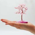 Apportez une touche douce et lumineuse à votre intérieur avec cet arbre en quartz rose sur socle en agate rose. Orné de 35 pierres naturelles, il séduit par son format élégant, son style artisanal et son esthétique spirituelle.