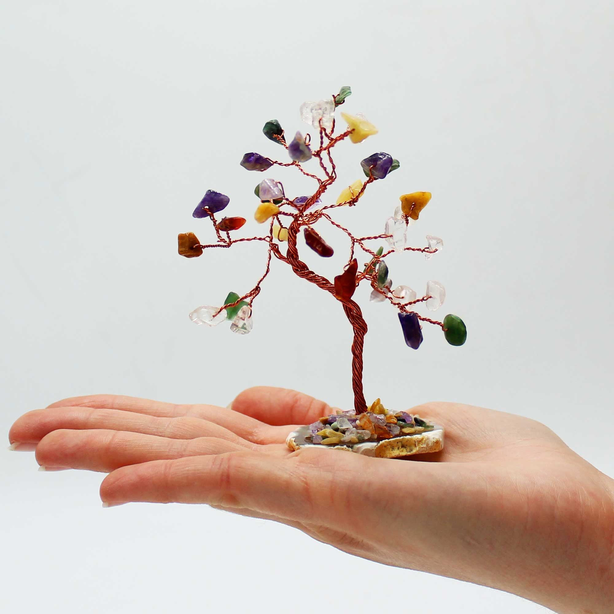 Apportez une touche minérale, colorée et symbolique à votre intérieur avec cet arbre multi pierres sur socle en agate naturelle. Orné de 35 pierres naturelles, il séduit par son format élégant, son style artisanal et son esthétique spirituelle.