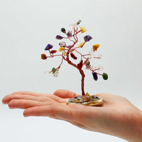 Apportez une touche minérale, colorée et symbolique à votre intérieur avec cet arbre multi pierres sur socle en agate naturelle. Orné de 35 pierres naturelles, il séduit par son format élégant, son style artisanal et son esthétique spirituelle.