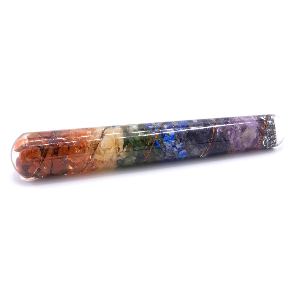 Apportez une touche spirituelle et symbolique à votre pratique avec cette baguette de soin en orgonite chakra et cuivre. Son format allongé, son esthétique énergétique et sa présence visuelle en font un bel objet pour un autel, un espace méditation ou une décoration inspirée du bien-être.