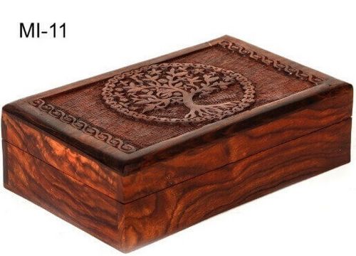 Boîte à bijoux en bois ornée d’un motif Arbre de Vie, idéale pour ranger bijoux, pierres semi-précieuses ou petits objets précieux. Format 20 x 15 cm.