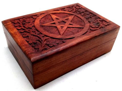 Boîte à bijoux en bois ornée d’un motif Pentacle, idéale pour ranger bijoux, pierres semi-précieuses ou petits objets précieux. Format 18 x 15 cm.
