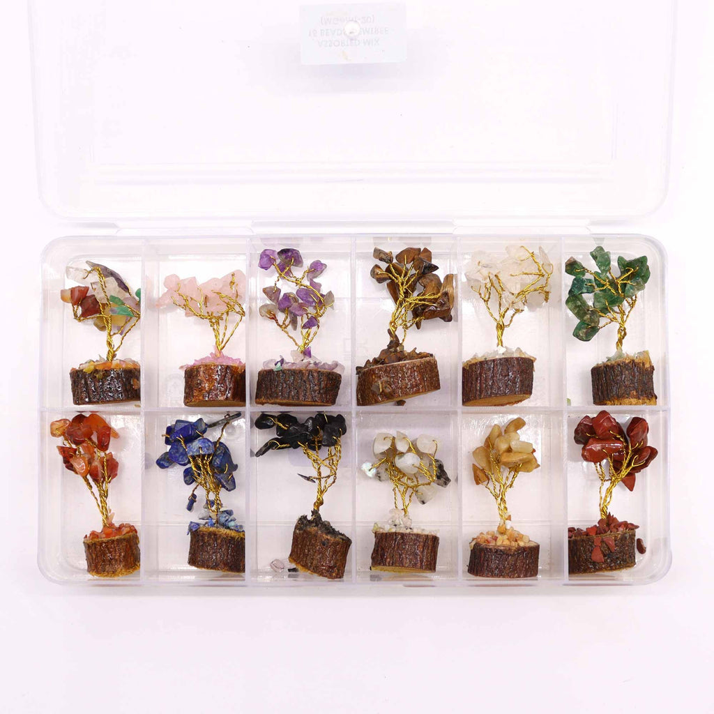 Apportez une touche minérale, colorée et spirituelle à votre univers avec cette boîte de 12 mini arbres en pierres naturelles sur socle en bois. Chaque arbre est orné de 15 pierres et présente un style délicat, artisanal et symbolique, parfait pour la décoration, le cadeau ou la revente.