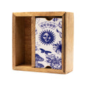 Apportez une touche symbolique et pratique à vos tirages avec cette boîte de tarot à deux compartiments avec porte-cartes. Décorée d’un symbole lune triple en céramique, elle permet de ranger vos cartes et petits outils rituels tout en mettant en valeur une carte importante pendant la lecture.