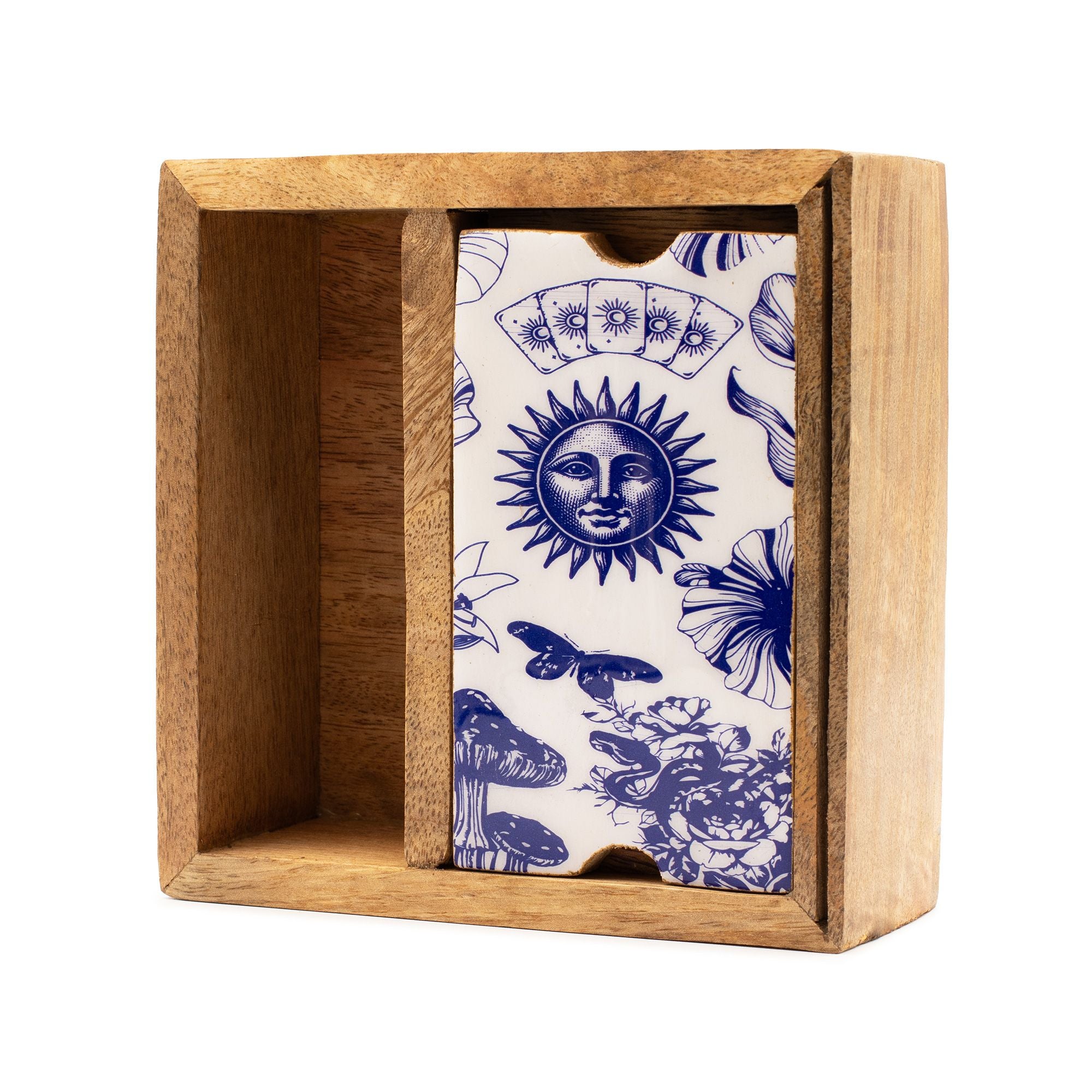 Apportez une touche symbolique et pratique à vos tirages avec cette boîte de tarot à deux compartiments avec porte-cartes. Décorée d’un symbole lune triple en céramique, elle permet de ranger vos cartes et petits outils rituels tout en mettant en valeur une carte importante pendant la lecture.