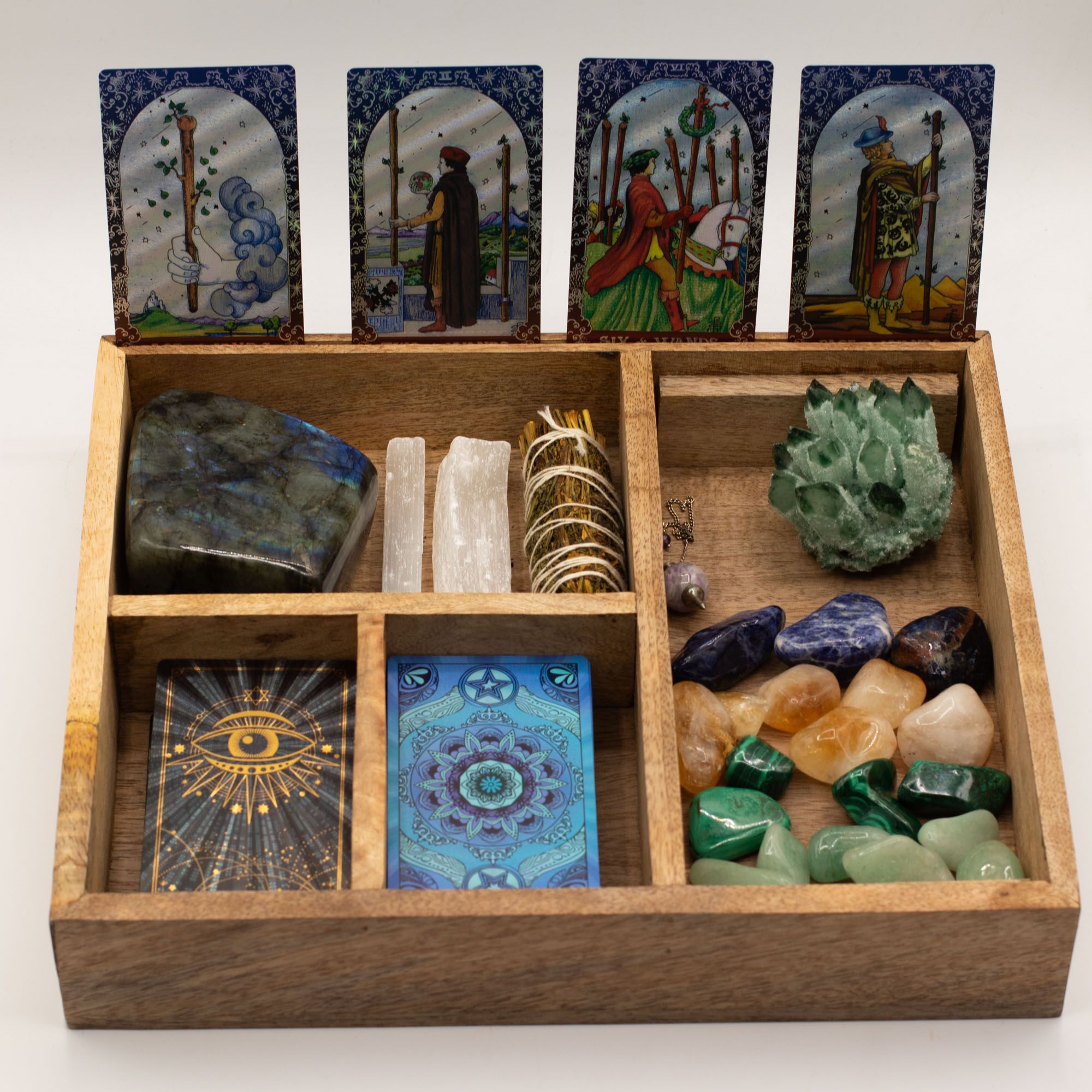 Organisez tous vos outils spirituels avec élégance grâce à cette boîte de tarot à quatre compartiments avec porte-cartes. Conçue en bois de manguier, elle permet de ranger cartes de tarot, cristaux, pendules, encens, bâtons de fumigation et petits accessoires rituels dans un espace clair, pratique et inspirant.