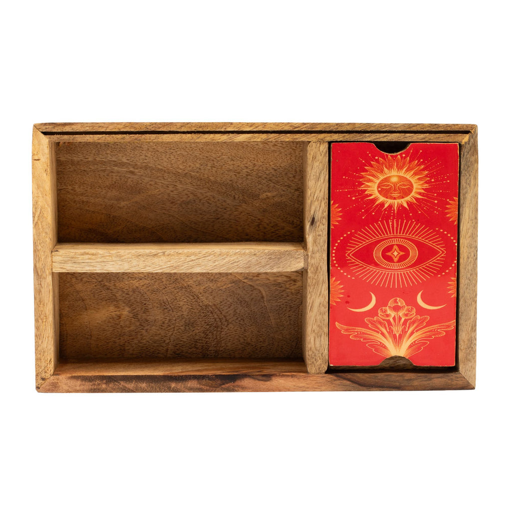Organisez vos outils spirituels avec élégance grâce à cette boîte de tarot à trois compartiments avec porte-cartes. Conçue pour accueillir cartes de tarot, cristaux, pendules, bâtons de fumigation et accessoires rituels, elle transforme chaque séance en un moment plus fluide, harmonieux et inspirant.