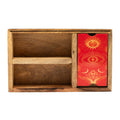 Organisez vos outils spirituels avec élégance grâce à cette boîte de tarot à trois compartiments avec porte-cartes. Conçue pour accueillir cartes de tarot, cristaux, pendules, bâtons de fumigation et accessoires rituels, elle transforme chaque séance en un moment plus fluide, harmonieux et inspirant.