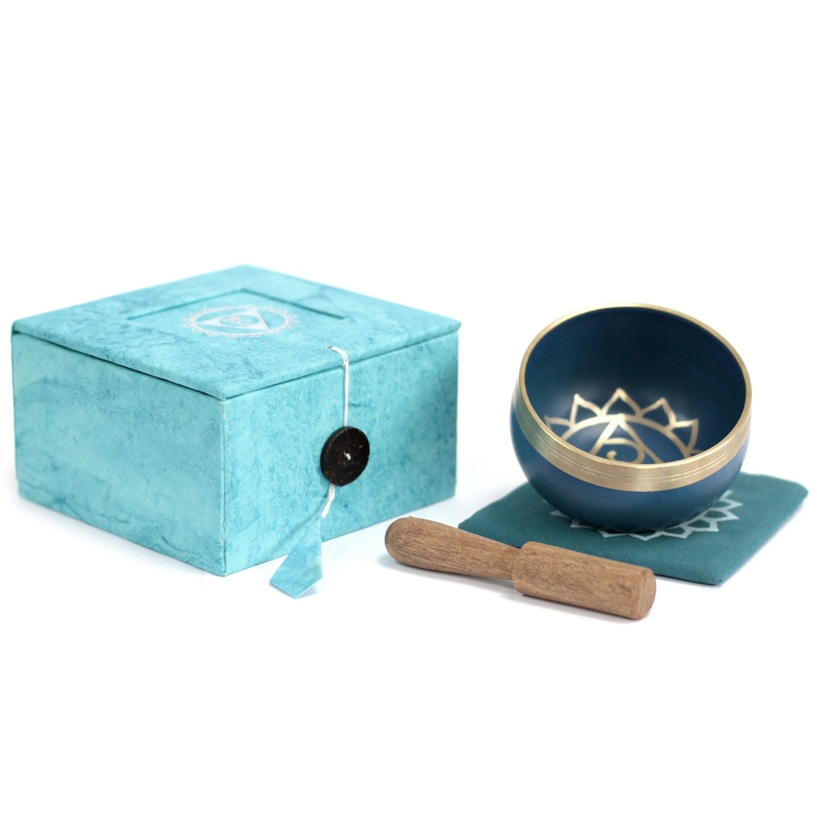 Exprimez votre vérité intérieure avec ce bol chantant Chakra Gorge, inspiré du centre énergétique lié à la communication, à la créativité et à l’expression de soi. Idéal pour la méditation, les rituels sonores et les moments de recentrage, il apporte une présence apaisante et symbolique à votre pratique.