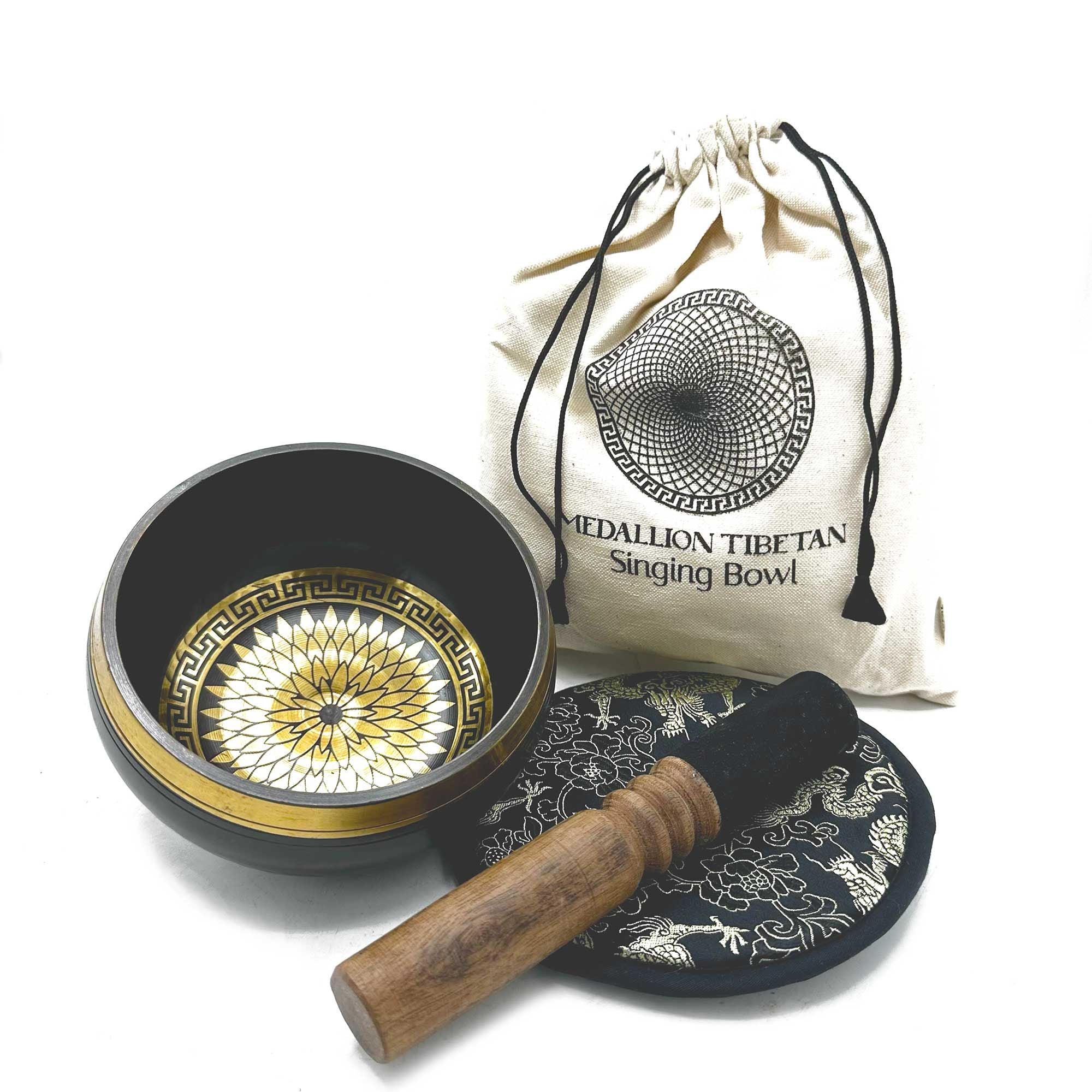 Laissez-vous séduire par ce coffret cadeau bol chantant gravé et martelé à la main. Avec son bol de 14 cm, ses motifs de médaillons ronds, son maillet, son coussin et sa housse, cet ensemble est idéal pour la méditation, la relaxation et les rituels sonores.