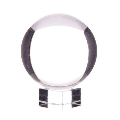 Apportez une touche mystique et intemporelle à votre intérieur avec cette boule de cristal sur support de 100 mm. Véritable classique de l’univers ésotérique, elle séduit autant par sa force symbolique que par son élégance décorative, idéale pour un autel, un cabinet, un espace spirituel ou une décoration inspirée.