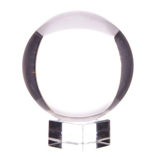 Apportez une touche mystique et intemporelle à votre intérieur avec cette boule de cristal sur support de 130 mm. Véritable classique de l’univers ésotérique, elle séduit autant par sa force symbolique que par son élégance décorative, idéale pour un autel, un cabinet, un espace spirituel ou une décoration inspirée.