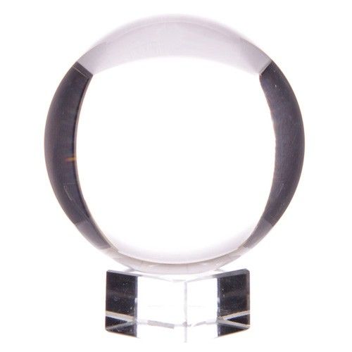 Apportez une touche mystique et intemporelle à votre intérieur avec cette boule de cristal sur support de 150 mm. Véritable classique de l’univers ésotérique, elle séduit autant par sa force symbolique que par son élégance décorative, idéale pour un autel, un cabinet, un espace spirituel ou une décoration inspirée.