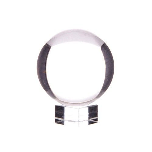 Apportez une touche mystique et intemporelle à votre intérieur avec cette boule de cristal sur support de 30 mm. Véritable classique de l’univers ésotérique, elle séduit autant par sa force symbolique que par son élégance décorative, idéale pour un autel, un cabinet, un espace spirituel ou une décoration inspirée.