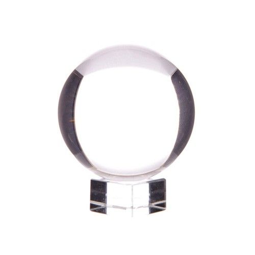 Apportez une touche mystique et intemporelle à votre intérieur avec cette boule de cristal sur support de 40 mm. Véritable classique de l’univers ésotérique, elle séduit autant par sa force symbolique que par son élégance décorative, idéale pour un autel, un cabinet, un espace spirituel ou une décoration inspirée.