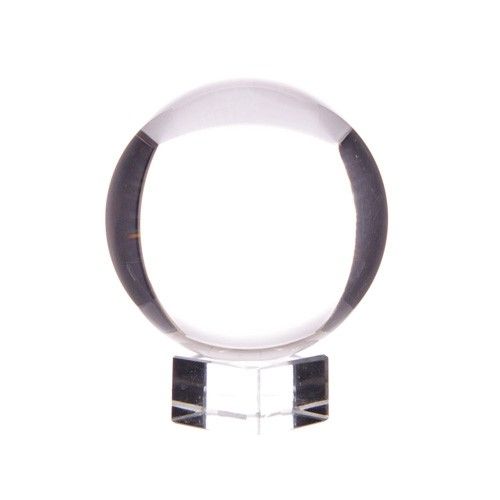 Apportez une touche mystique et intemporelle à votre intérieur avec cette boule de cristal sur support de 50 mm. Véritable classique de l’univers ésotérique, elle séduit autant par sa force symbolique que par son élégance décorative, idéale pour un autel, un cabinet, un espace spirituel ou une décoration inspirée.
