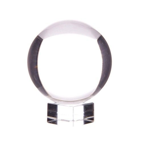 Apportez une touche mystique et intemporelle à votre intérieur avec cette boule de cristal sur support de 60 mm. Véritable classique de l’univers ésotérique, elle séduit autant par sa force symbolique que par son élégance décorative, idéale pour un autel, un cabinet, un espace spirituel ou une décoration inspirée.