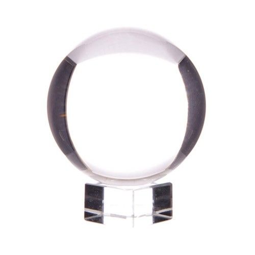 Apportez une touche mystique et intemporelle à votre intérieur avec cette boule de cristal sur support de 80 mm. Véritable classique de l’univers ésotérique, elle séduit autant par sa force symbolique que par son élégance décorative, idéale pour un autel, un cabinet, un espace spirituel ou une décoration inspirée.