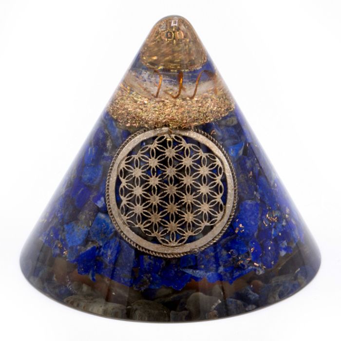Apportez une touche spirituelle et raffinée à votre espace avec ce cône d’orgonite Fleur de Vie enrichi de lapis-lazuli et d’un quartz suspendu. Sa forme originale, son esthétique minérale et sa symbolique sacrée en font une pièce décorative inspirante pour un autel, un bureau ou un coin méditation.