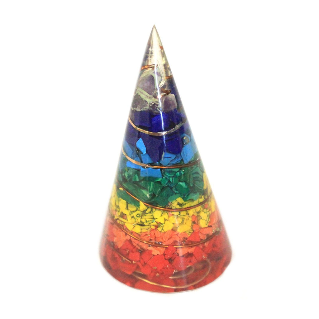 Apportez une touche mystique et inspirante à votre intérieur avec ce cône d’orgonite multi pierres. Réalisé artisanalement, il associe éclats de pierres, cuivre, particules métalliques et éléments ésotériques dans une pièce décorative à forte présence symbolique.