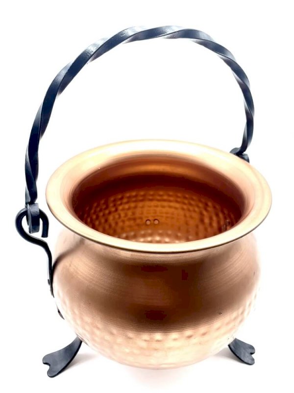 Chaudron traditionnel plaqué cuivre, avec une hauteur de 23 cm et un diamètre de 28 cm. Un bel objet pratique et décoratif provenant d’Inde.