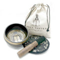 Laissez-vous séduire par ce coffret cadeau bol chantant Yogi de 14 cm, une belle alliance entre artisanat, spiritualité et sonorité. Avec son bol chantant gravé et martelé à la main, son maillet, son coussin et sa housse, cet ensemble est idéal pour la méditation, la relaxation et les rituels sonores.