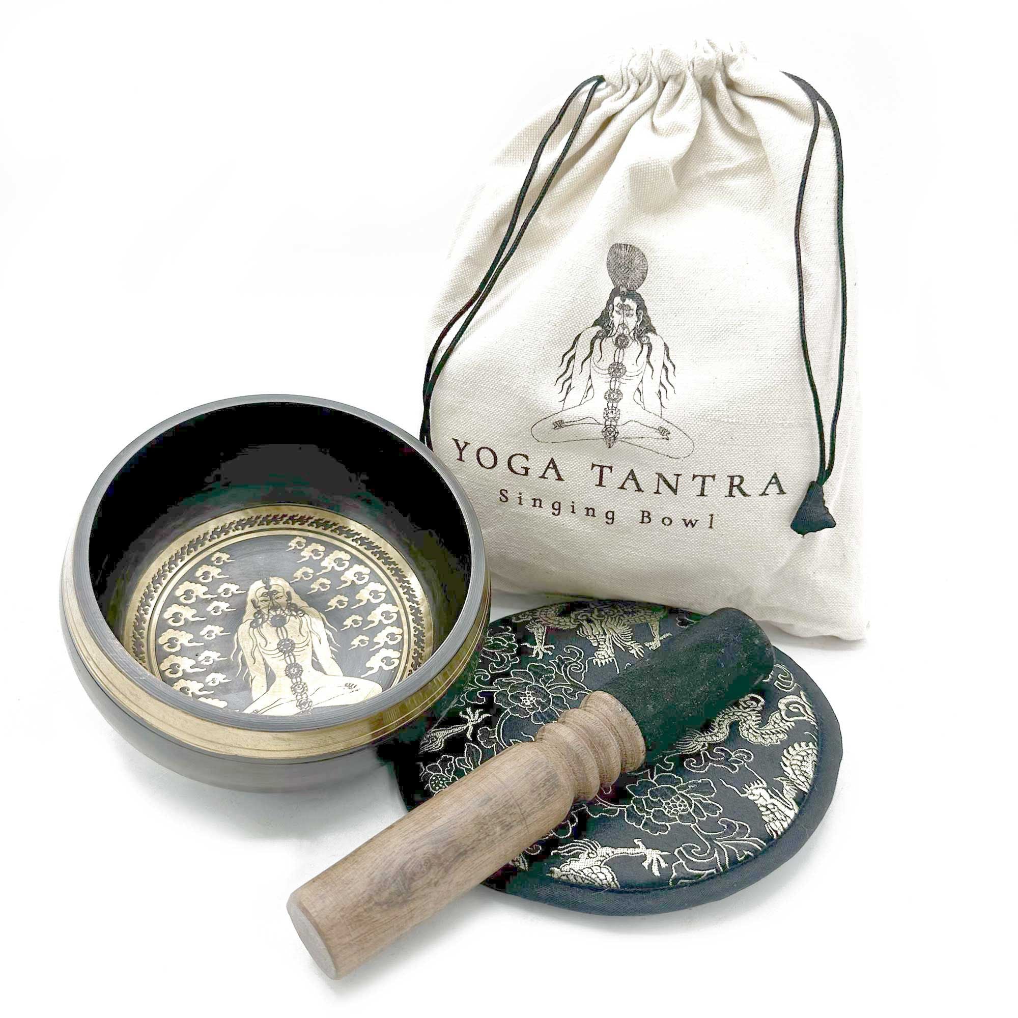 Laissez-vous séduire par ce coffret cadeau bol chantant Yogi de 14 cm, une belle alliance entre artisanat, spiritualité et sonorité. Avec son bol chantant gravé et martelé à la main, son maillet, son coussin et sa housse, cet ensemble est idéal pour la méditation, la relaxation et les rituels sonores.