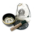 Laissez-vous séduire par ce coffret cadeau bol chantant gravé et martelé à la main. Avec son bol de 14 cm, ses motifs inspirés des enseignements de Bouddha, son maillet, son coussin et sa housse, cet ensemble est idéal pour la méditation, la relaxation et les rituels sonores.