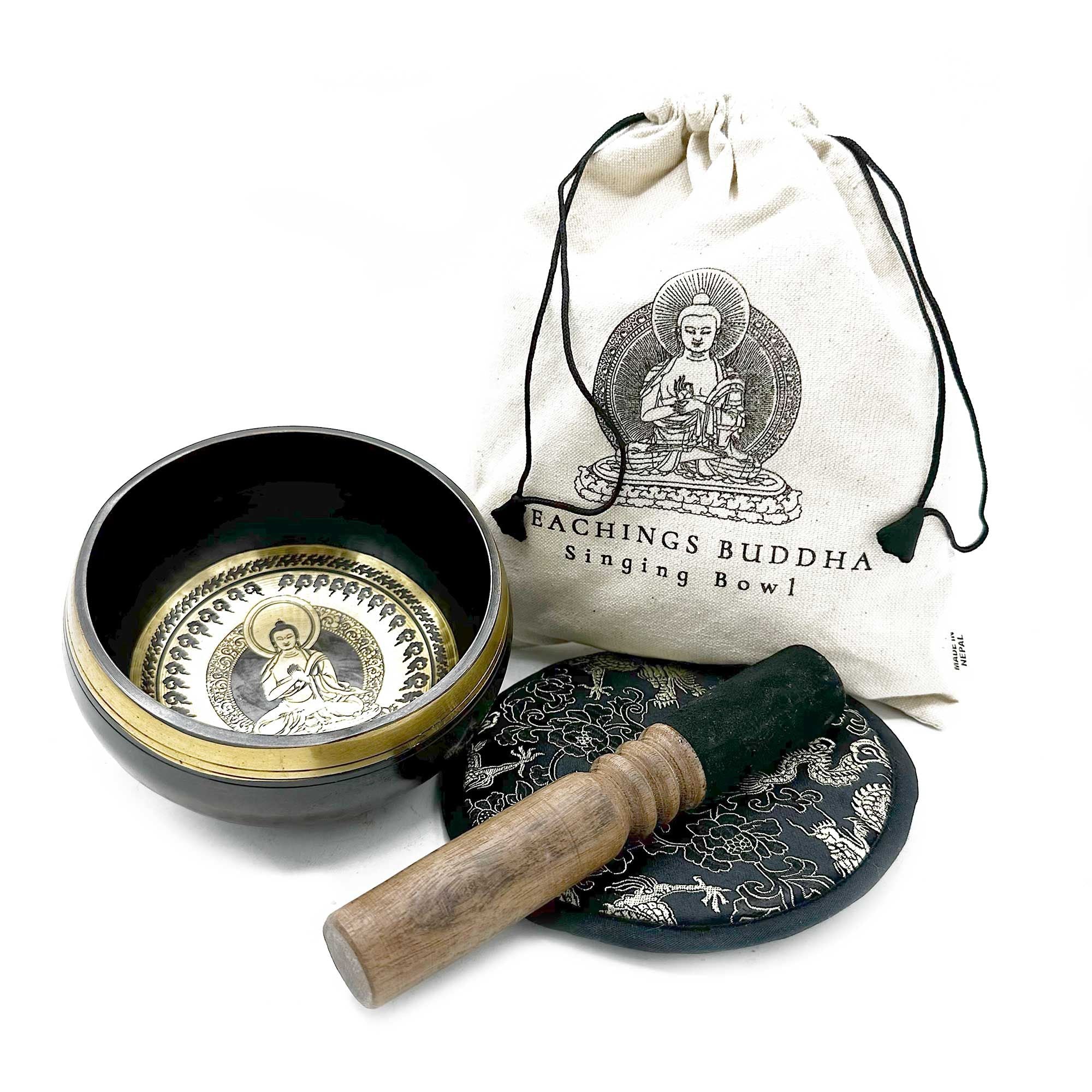 Laissez-vous séduire par ce coffret cadeau bol chantant gravé et martelé à la main. Avec son bol de 14 cm, ses motifs inspirés des enseignements de Bouddha, son maillet, son coussin et sa housse, cet ensemble est idéal pour la méditation, la relaxation et les rituels sonores.
