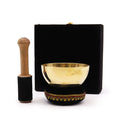 Laissez-vous séduire par ce coffret cadeau bol chantant en laiton de 9 cm, un ensemble spirituel à la fois compact, élégant et apaisant. Présenté dans une boîte rembourrée, avec coussin et maillet gainé de suédine, il est idéal pour la méditation, la relaxation et les rituels sonores.