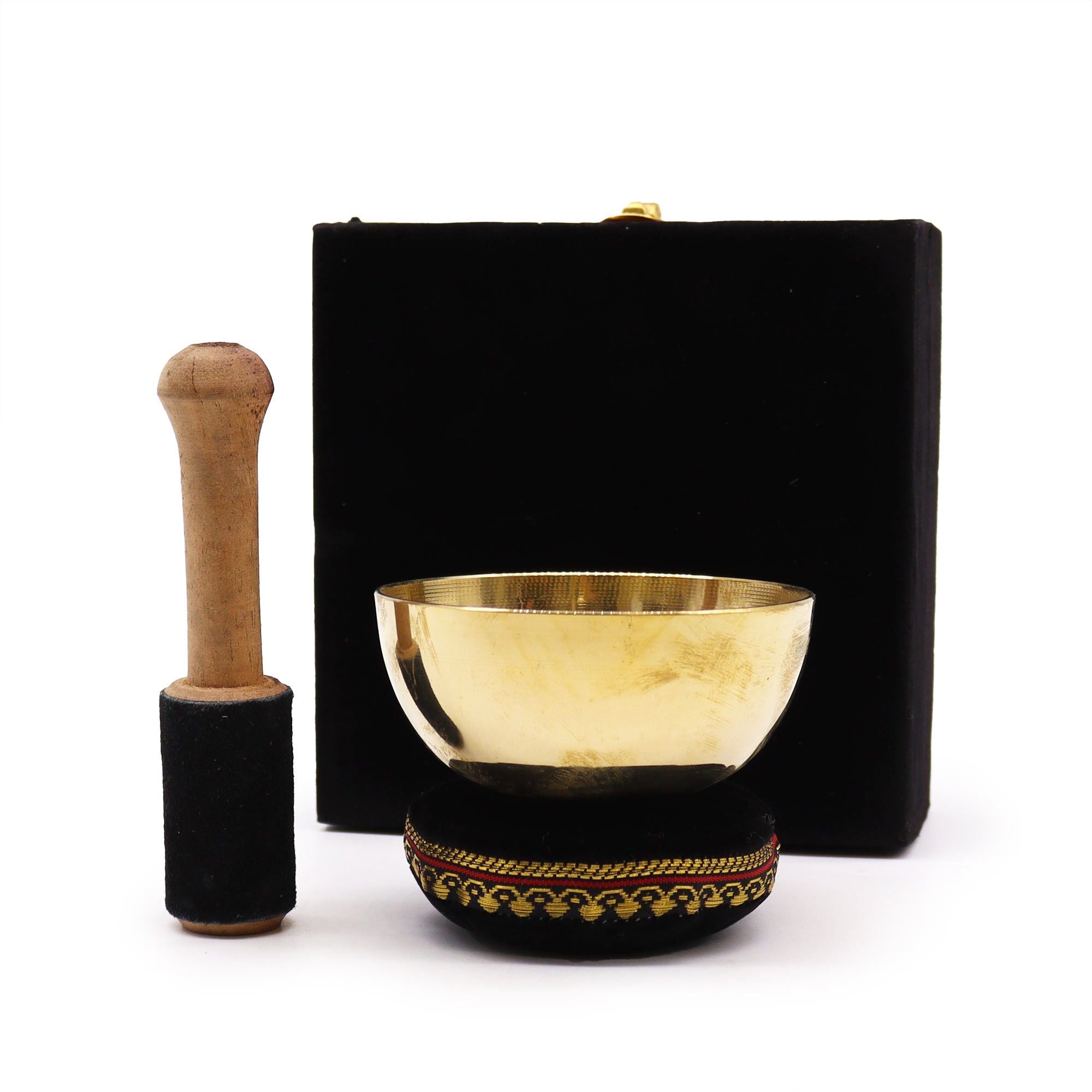Laissez-vous séduire par ce coffret cadeau bol chantant en laiton de 9 cm, un ensemble spirituel à la fois compact, élégant et apaisant. Présenté dans une boîte rembourrée, avec coussin et maillet gainé de suédine, il est idéal pour la méditation, la relaxation et les rituels sonores.