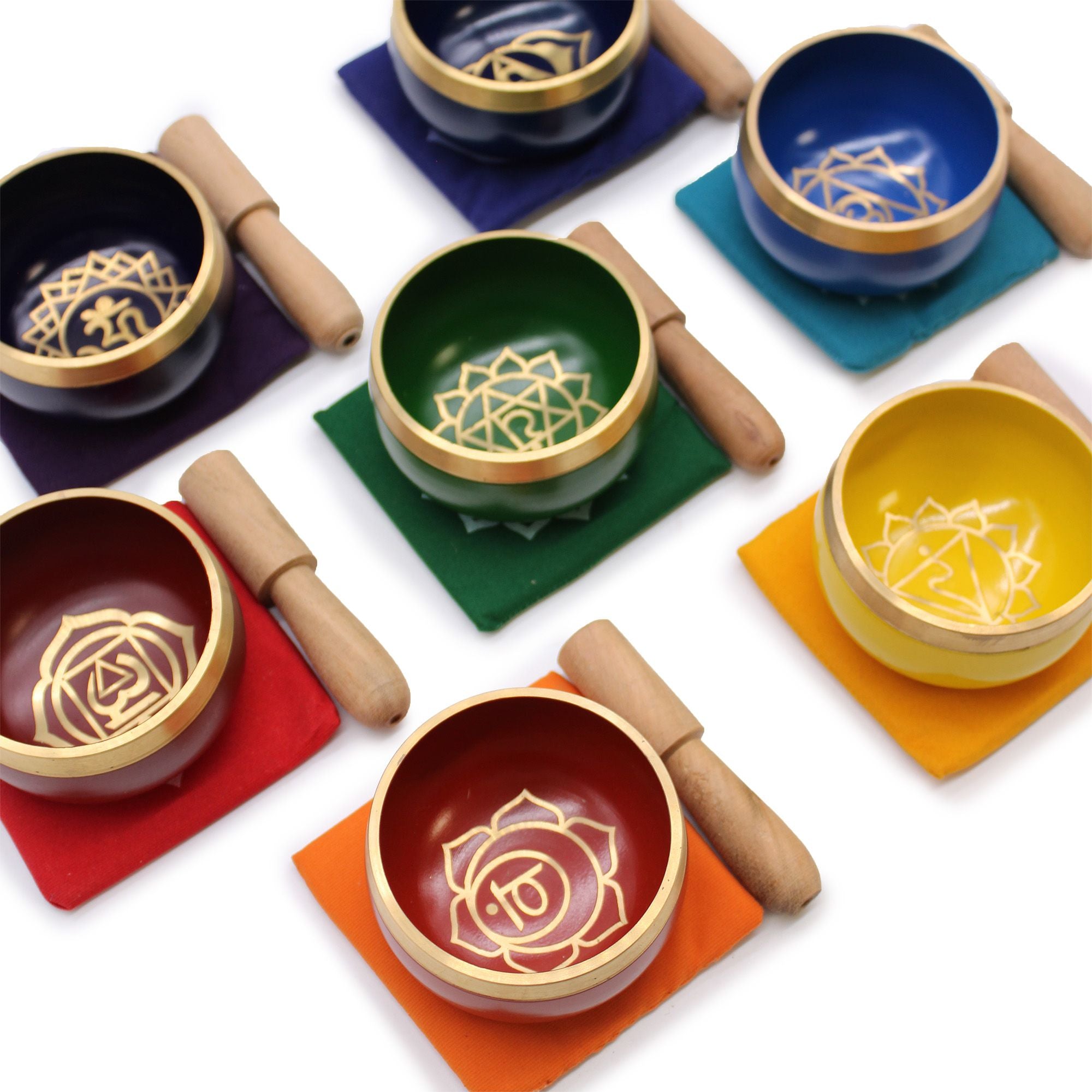 Ensemble de 7 bols chantants Chakra avec coussins colorés et maillets en bois, parfait pour la méditation, la relaxation et les rituels spirituels.