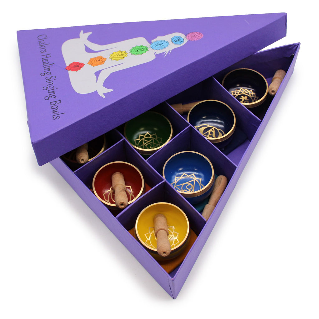 Offrez-vous un véritable voyage sonore avec ce coffret pyramide de bols chantants Chakra. Présenté dans un élégant emballage en forme de pyramide, il réunit 7 bols chantants associés aux principaux chakras, parfaits pour la méditation, la relaxation, le yoga et les rituels spirituels.