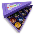 Offrez-vous un véritable voyage sonore avec ce coffret pyramide de bols chantants Chakra. Présenté dans un élégant emballage en forme de pyramide, il réunit 7 bols chantants associés aux principaux chakras, parfaits pour la méditation, la relaxation, le yoga et les rituels spirituels.