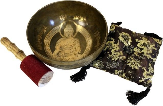 Laissez-vous séduire par ce coffret spécial bol chantant en laiton Bouddha doré, un ensemble spirituel à la fois raffiné, inspirant et apaisant. Avec son bol de 19 cm, son coussin, son maillet gainé de suédine et son écrin rembourré, il est idéal pour la méditation, la relaxation et les rituels sonores.